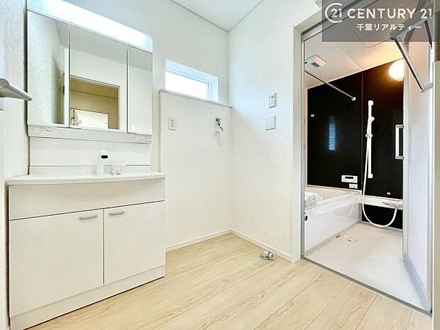 三面鏡仕様の洗面化粧台を採用。鏡裏収納付きのため、ドライヤーや化粧品などをすっきり片付けられます。洗面台まわりを広く使え、毎日の身支度も快適に行えます。