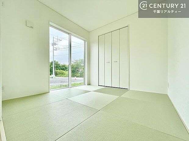 まだ畳は敷かれていませんが、和室ではお子様が転んでも怪我をする心配はほとんどありません。家事の合間にママやパパが寝ころんで使える休憩スペースとしても利用可!