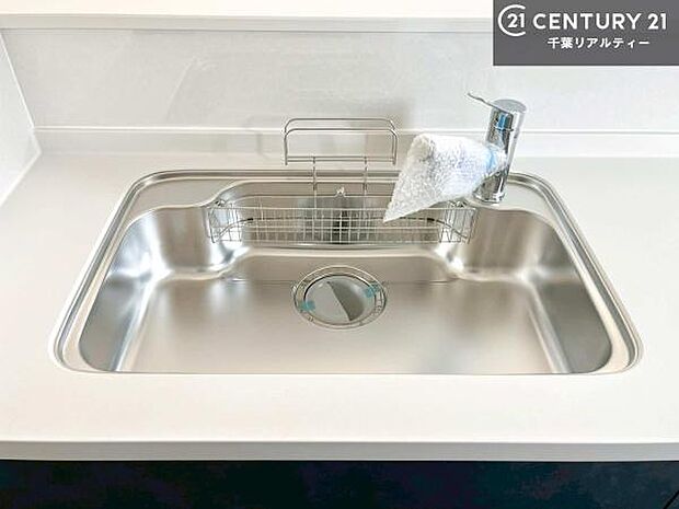 ワイドなシンクですね!水が跳ねにくく洗物がしやすい家事が楽々仕様のシステムキッチンです!デザイン性と機能性を兼ねたキッチンで清潔感がありますね!【同仕様】