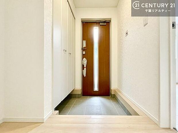 疲れて帰ってきても、ただいま！を言いたくなる、優しく迎え入れてくれる空間になっています。明るく温もり溢れる玄関です！