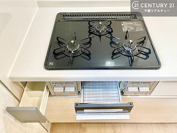 コンロは三口あるのでお料理の同時進行ができます。もちろんグリル付きです。調理スペースも広々している為作業がしやすい！使い勝手が良いシステムキッチンです！