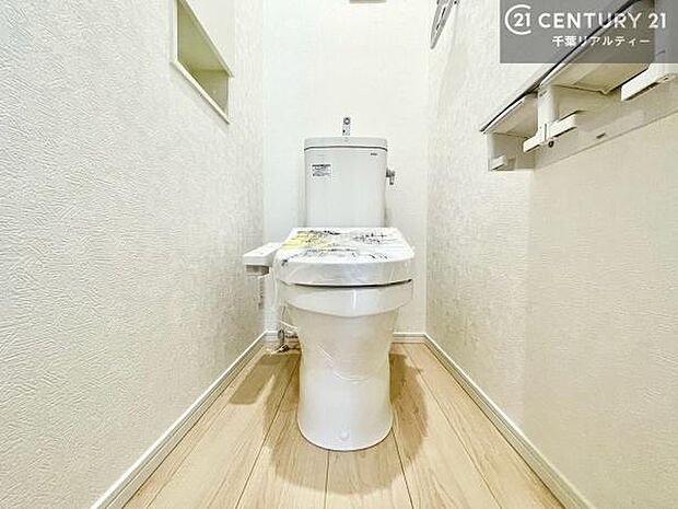 温水洗浄便座につき、冬場は便座が暖かくできるので冷たい便座に座らずに済む嬉しい仕様です！シンプルなカラーを基調としているので、お手入れがしやすいです。