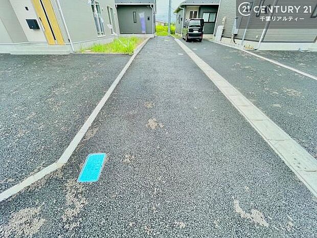 駐車スペースは2台分あります！セカンドカーはもちろん、バイクや自転車なども置き場所に困りません。2台分は車種によります！