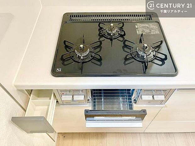 コンロは三口あるのでお料理の同時進行ができます。もちろんグリル付きです。調理スペースも広々している為作業がしやすい！使い勝手が良いシステムキッチンです！