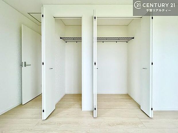 収納力のある洋室です。お部屋もすっきり広々と使えて気持ちが良いです！キレイな明るいお部屋で過ごすのは、更にのんびりゆっくりできますね！