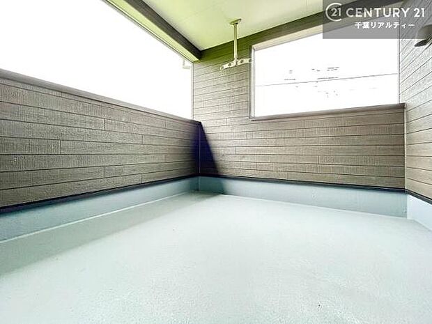 インナーバルコニー！屋根が付いているので、急に雨が降っても濡れにくく安心！強い日差しもカットしてくれるので、お天気の良い日は、お外へ出て深呼吸するのもよさそうです！