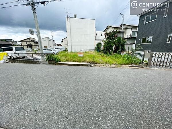落ち着いた街並みが広がる閑静な住宅街に位置し、穏やかで心安らぐ暮らしを叶える住環境です。