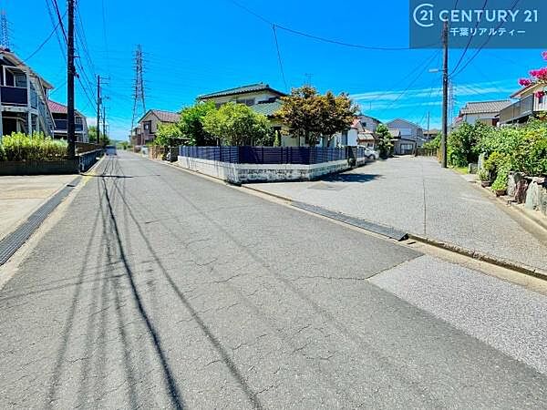 落ち着いた街並みが広がる閑静な住宅街に位置し、穏やかで心安らぐ暮らしを叶える住環境です。