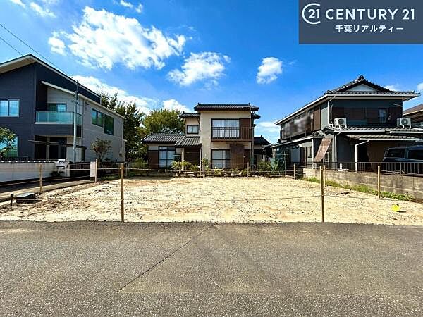 建築条件なし・更地渡しのため、お好きなハウスメーカーや工務店で理想の住まいを自由にプランニングできます。解体費用の心配がなく、すぐに建築計画をスタートできるのも嬉しいポイント！