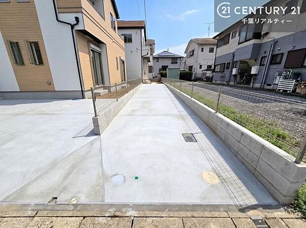 駐車スペースは2台分あります!セカンドカーはもちろん、バイクや自転車なども置き場所に困りません。