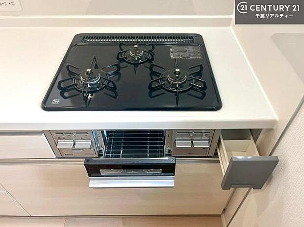 コンロは三口あるのでお料理の同時進行ができます。もちろんグリル付きです。調理スペースも広々している為作業がしやすい!使い勝手が良いシステムキッチンです!(施工例)