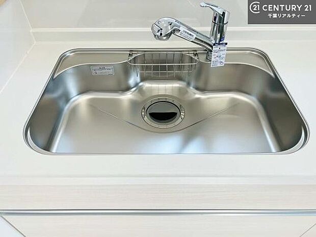 ワイドなシンクですね!水が跳ねにくく洗物がしやすい家事が楽々仕様のシステムキッチンです!デザイン性と機能性を兼ねたキッチンで清潔感がありますね!【同仕様】