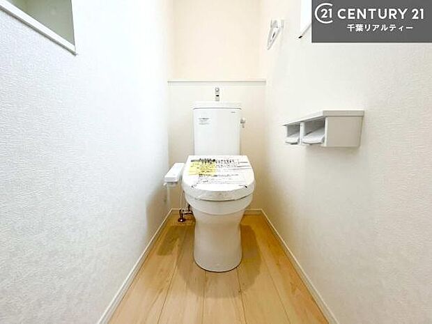 温水洗浄便座につき、冬場は便座が暖かくできるので冷たい便座に座らずに済む嬉しい仕様です!シンプルなカラーを基調としているので、お手入れがしやすいです。(施工例)