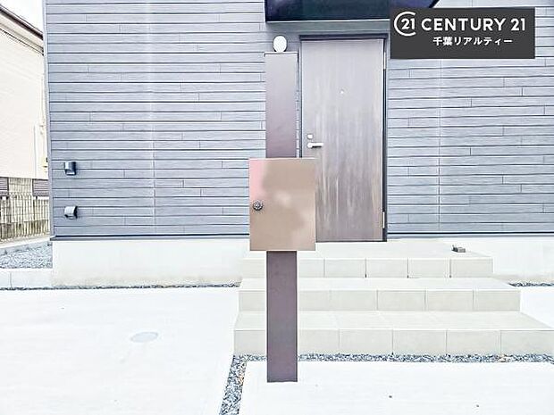郵便ポスト付きで不在時でも荷物が受け取れてとっても便利!家にいなきゃいけないストレス回避!再配達の手間が省けます!