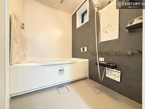 落ち着きある大人の雰囲気のバスルームは、味が出ていてバスタイムが充実！お仕事頑張っているご褒美にお好みの匂いの入浴剤を入れて、楽しんでみてはいかがでしょうか？