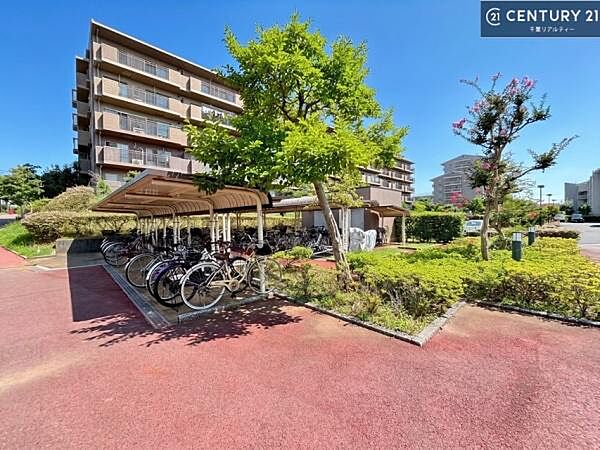 駐輪場完備で、お子さまの自転車や通勤用の自転車も安心して置けます。ご家族にもうれしい便利な設備です。駐車場の空き状況については管理会社にご確認ください。