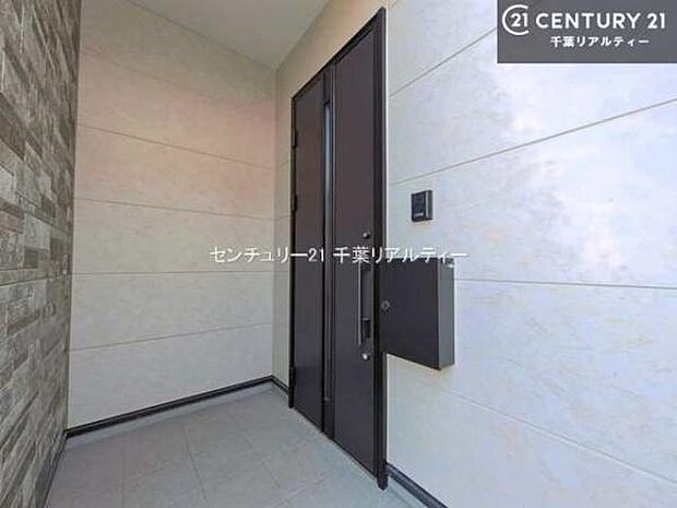 疲れて帰ってきても、ただいま!を言いたくなる、優しく迎え入れてくれる空間になっています。明るく温もり溢れる玄関です!