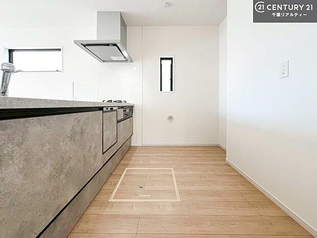【同仕様写真】作業がしやすいシステムキッチンです!収納が付いているので、調理スペースに物を置かなくて済みます!広々使えて、快適に作業ができます!