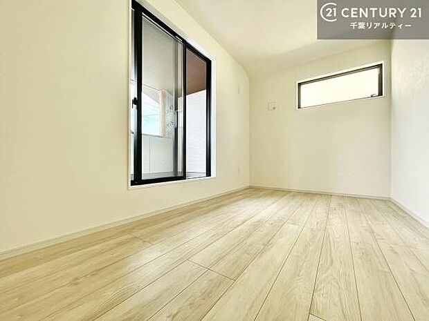 バルコニーと面したお部屋は、お勉強や作業の合間に外の空気を吸いにリフレッシュができます！