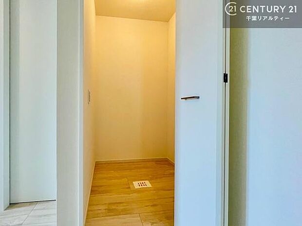 収納が充実しているからこそ、お部屋はいつも広々。掃除や片付けもラクになり、居心地の良い暮らしが続きます。