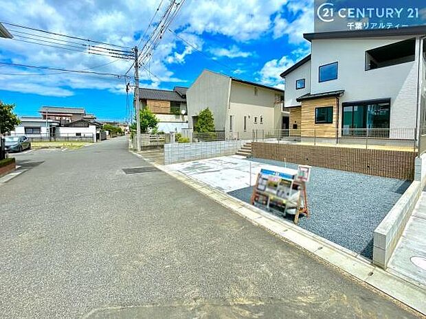 落ち着いた街並みが広がる閑静な住宅街に位置し、穏やかで心安らぐ暮らしを叶える住環境です。
