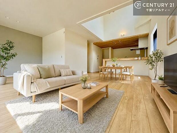 家具はCGパースです。心地良いリビングは家族が自然と集まります。家族団欒の時間が増えそうです。ご家族と、より一層充実した時間を過ごせそうですね。