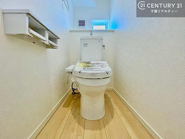 清潔感のある色味のお手洗いです!さわやかでスッキリする空間です!白を基調としているので、お手入れがしやすいトイレです!