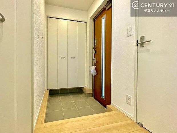 疲れて帰ってきても、ただいま！を言いたくなる、優しく迎え入れてくれる空間になっています。明るく温もり溢れる玄関です！
