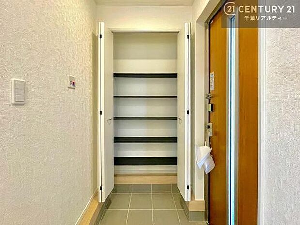 玄関収納が充実しているので、玄関周りがスッキリ片付き来客時にも靴の置き場に困りません！