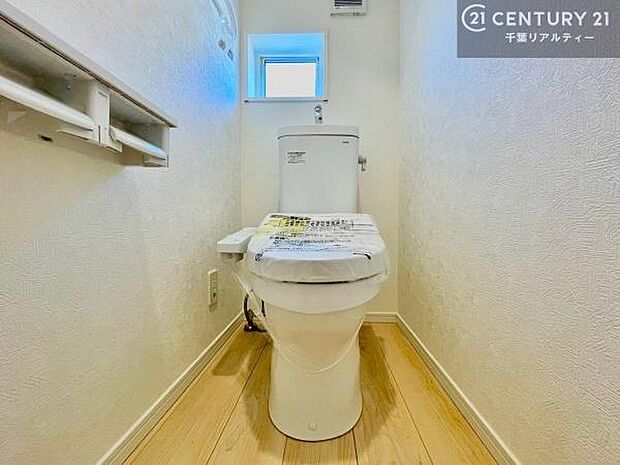 温水洗浄便座につき、冬場は便座が暖かくできるので冷たい便座に座らずに済む嬉しい仕様です！シンプルなカラーを基調としているので、お手入れがしやすいです。
