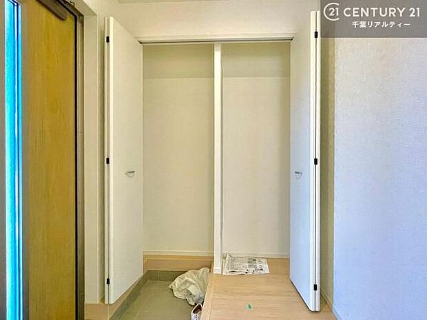玄関収納が充実しているので、玄関周りがスッキリ片付き来客時にも靴の置き場に困りません！