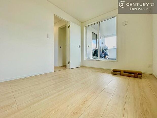 バルコニーと面したお部屋は、お勉強や作業の合間に外の空気を吸いにリフレッシュができます！