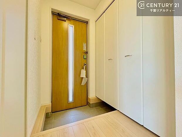 疲れて帰ってきても、ただいま！を言いたくなる、優しく迎え入れてくれる空間になっています。明るく温もり溢れる玄関です！