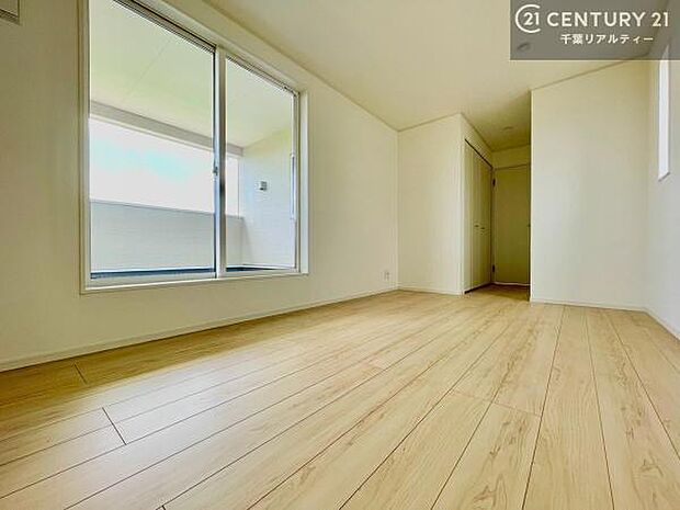 バルコニーに面している洋室です。明るく温もりがあり、換気もしっかりできます！朝起きて、外に出て背伸びをしつつ深呼吸をし良い朝を迎え入れることができます。