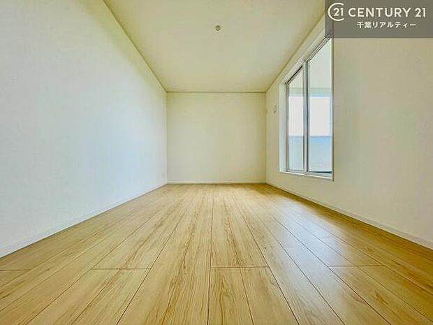 優しい光が差し込む洋室は、朝の目覚めも気持ちが良さそうですね。おうち時間もゆったりと過ごすことができます。優しい色合いのフローリングがどんな家具にもマッチします！