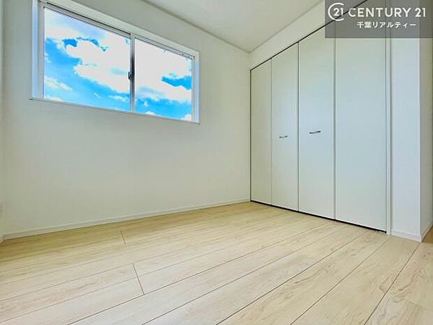 収納力のある洋室です。お部屋もすっきり広々と使えて気持ちが良いです！キレイな明るいお部屋で過ごすのは、更にのんびりゆっくりできますね！