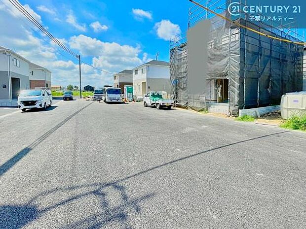 落ち着いた街並みが広がる閑静な住宅街に位置し、穏やかで心安らぐ暮らしを叶える住環境です。