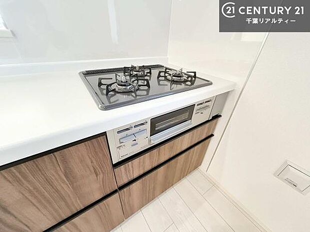 【同仕様写真】作業がしやすいシステムキッチンです!収納が付いているので、調理スペースに物を置かなくて済みます!広々使えて、快適に作業ができます!