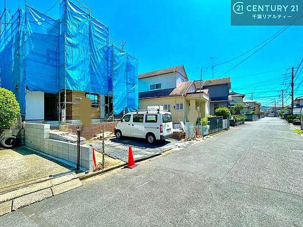 前面道路はゆとりある6m幅員。お車のすれ違いや駐車もスムーズに行え、毎日の運転も安心です。