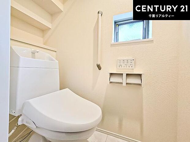 1・2階にトイレがございます!朝の忙しい時間帯も待たずにすみそうですね。白を基調とした清潔感のあるトイレでお手入れがしやすいです!