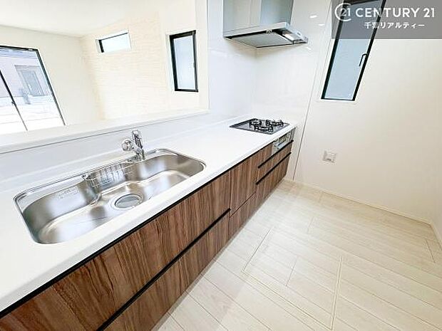 【現地販売会開催中】大人気の対面式システムキッチンを採用しています!ご家族のコミュニケーションが自然と増える設計です。お子様にも目が届くので嬉しいですね!広々使えて快適で作業が進みます。