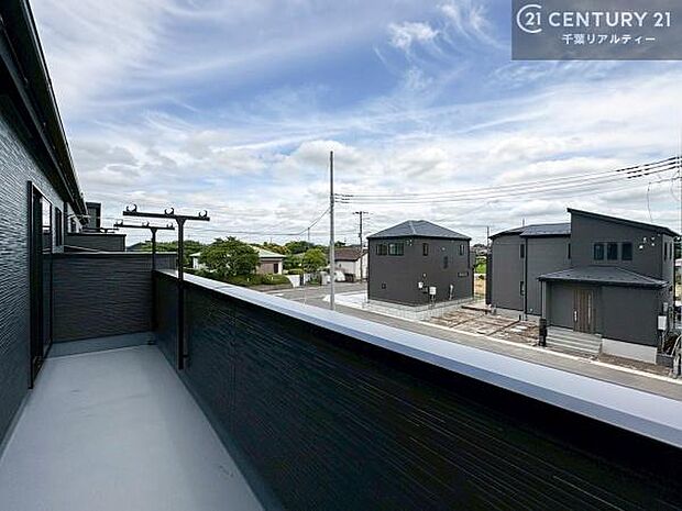 【現地販売会開催中】周囲に高い建物がなく開放的な眺望です!晴れた日は青空が広がります!