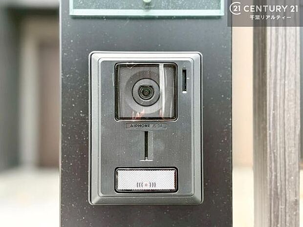 【現地販売会開催中】TVモニター付インターフォンを完備。来訪者の顔を確認してから対応できるため、防犯面にも配慮された安心の設備です。