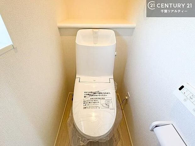 【現地販売会開催中】温水洗浄便座につき、冬場は便座が暖かくできるので冷たい便座に座らずに済む嬉しい仕様です!シンプルなカラーを基調としているので、お手入れがしやすいです。