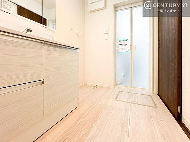 【現地販売会開催中】身なりを整える洗面所は、清潔感が大事です!水周りの清潔感のある雰囲気を演出!気持ちよくお使いいただけます。広々したスペースも嬉しいですね!