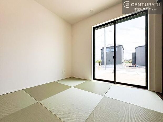 【現地販売会開催中】リビングと隣接している和室です!客間としてはもちろん、家事の休憩スペースとして使用するのもいいですね!