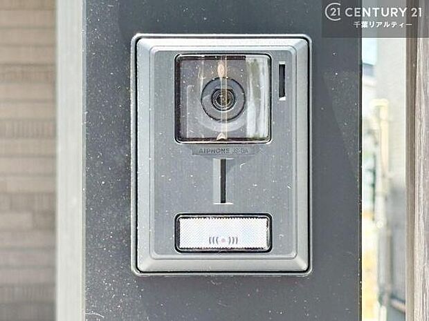 【現地販売会開催中】TVモニター付インターフォンを完備。来訪者の顔を確認してから対応できるため、防犯面にも配慮された安心の設備です。