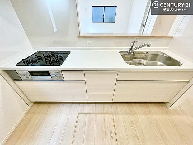 大人気の対面式システムキッチンを採用しています!ご家族のコミュニケーションが自然と増える設計です。お子様にも目が届くので嬉しいですね!広々使えて快適で作業が進みます。