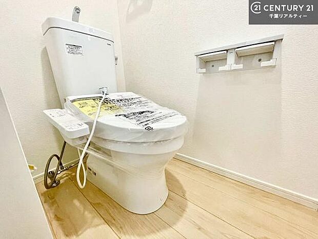 1・2階にトイレがございます!朝の忙しい時間帯も待たずにすみそうですね。白を基調とした清潔感のあるトイレでお手入れがしやすいです!