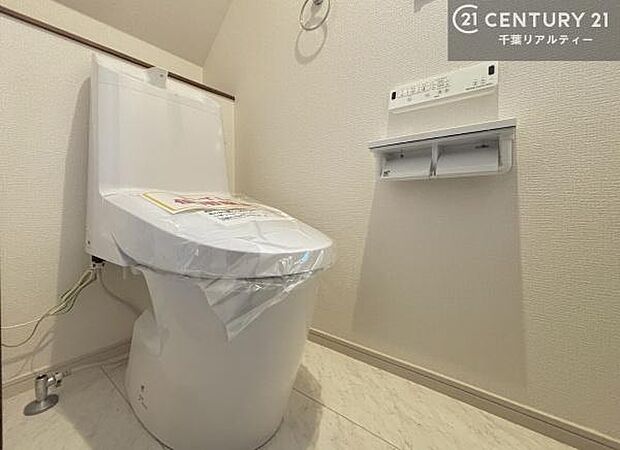 温水洗浄便座につき、冬場は便座が暖かくできるので冷たい便座に座らずに済む嬉しい仕様です!(同仕様)